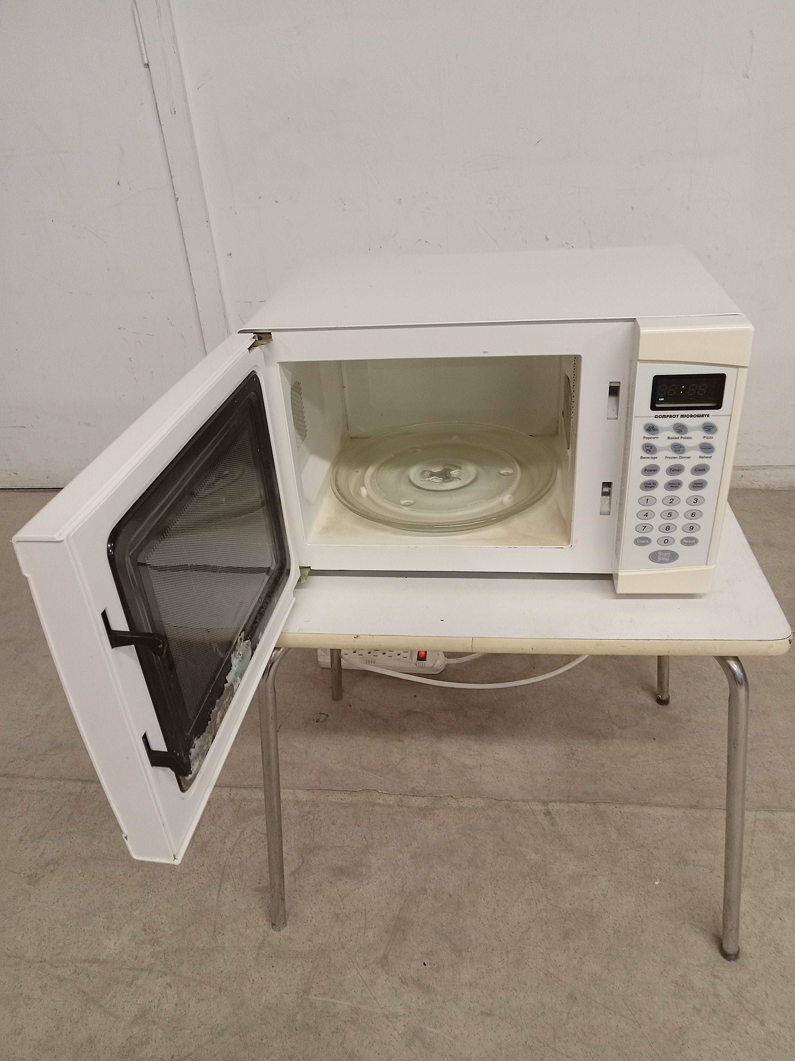 18"W Magnasonic Microwave Oven - Image 2