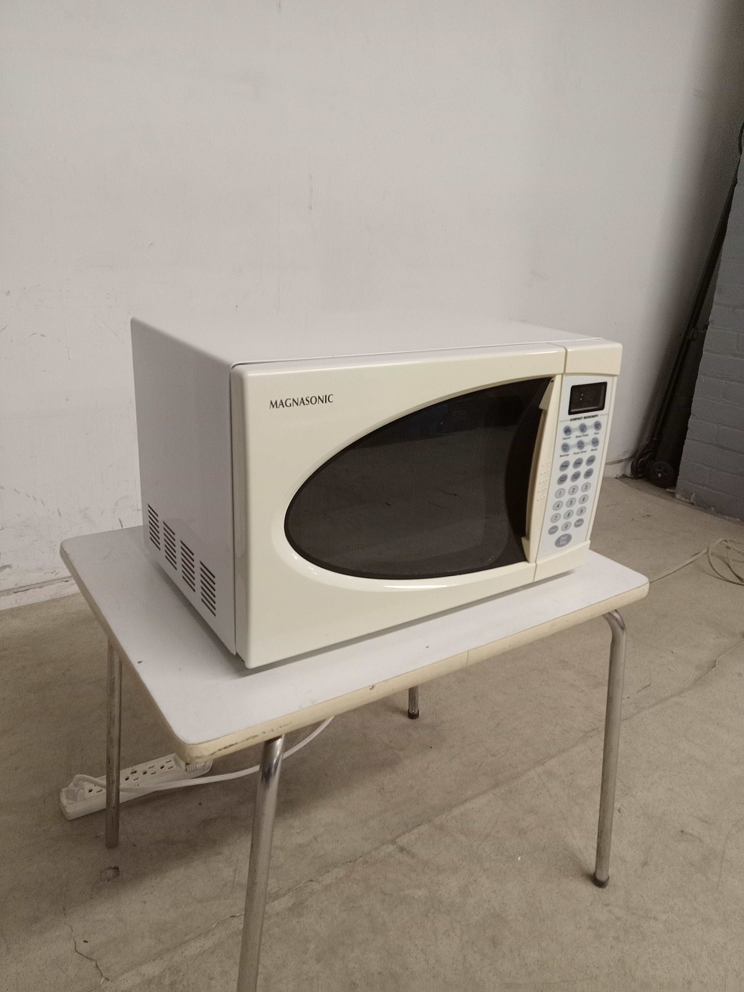 18"W Magnasonic Microwave Oven - Image 5
