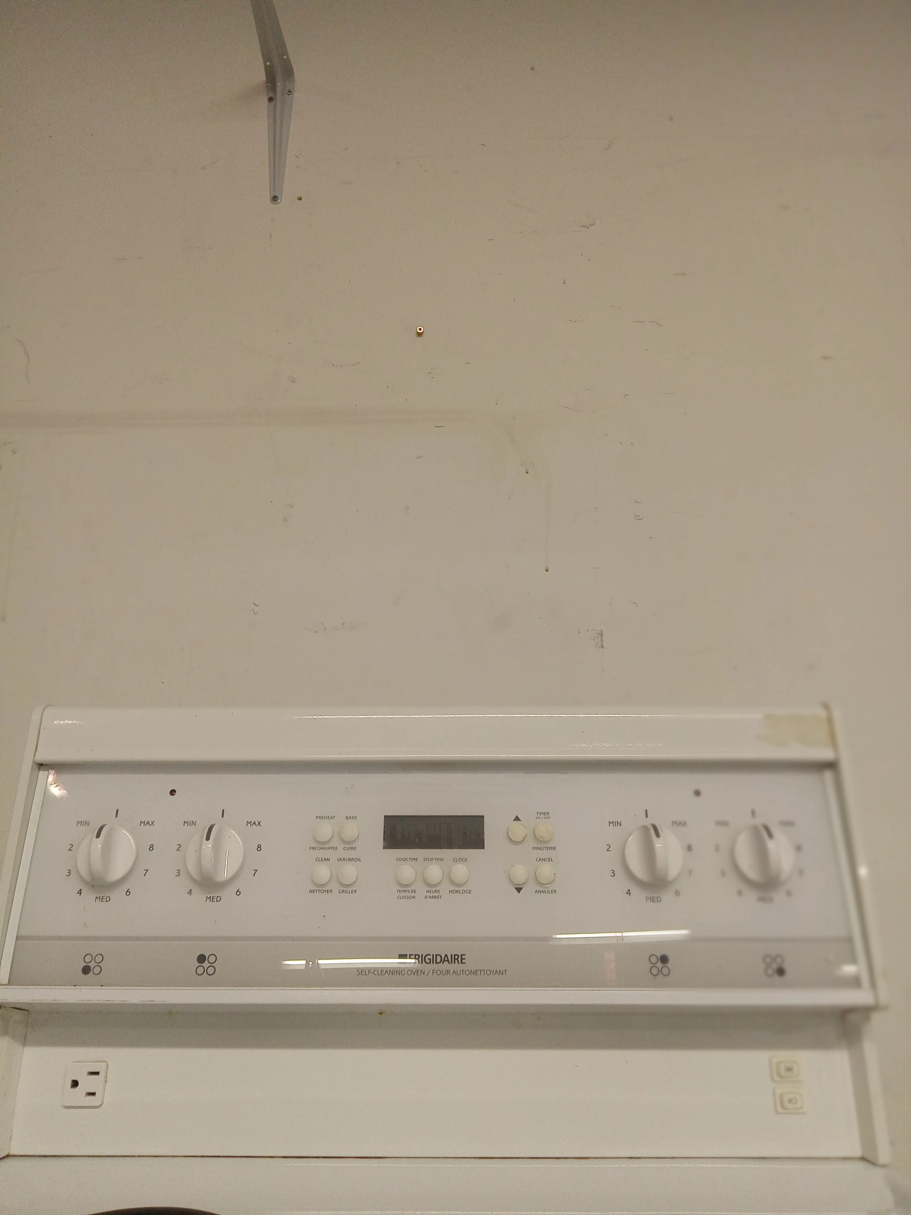 24" Frigidaire Electric Stove - Image 4