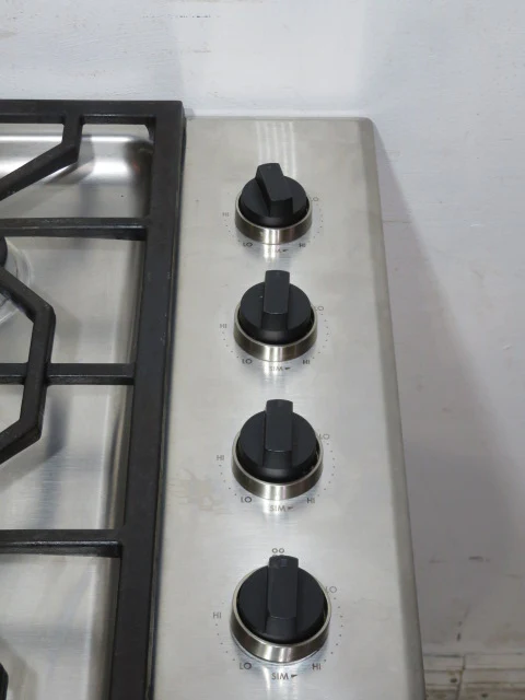 30" Wolf Stainless Steel Gas Cooktop - Image 3