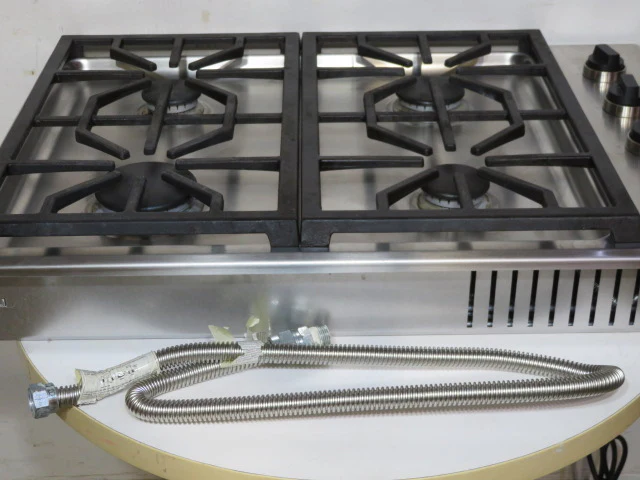 30" Wolf Stainless Steel Gas Cooktop - Image 4