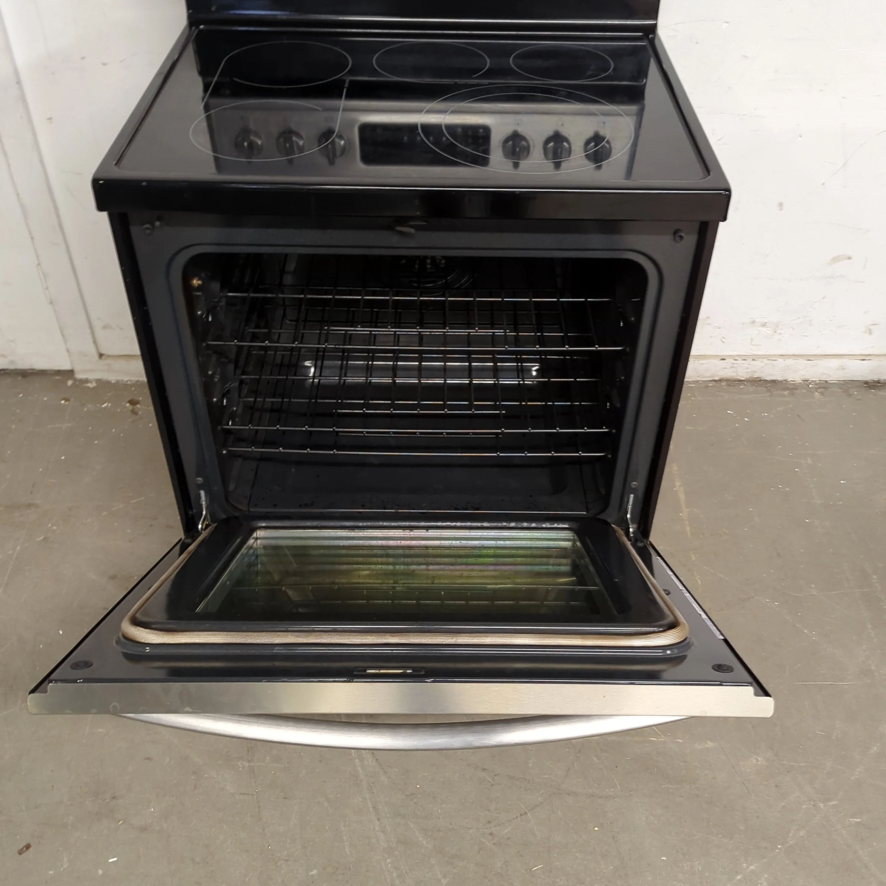 30"W Frigidaire Electric Stove - Image 2