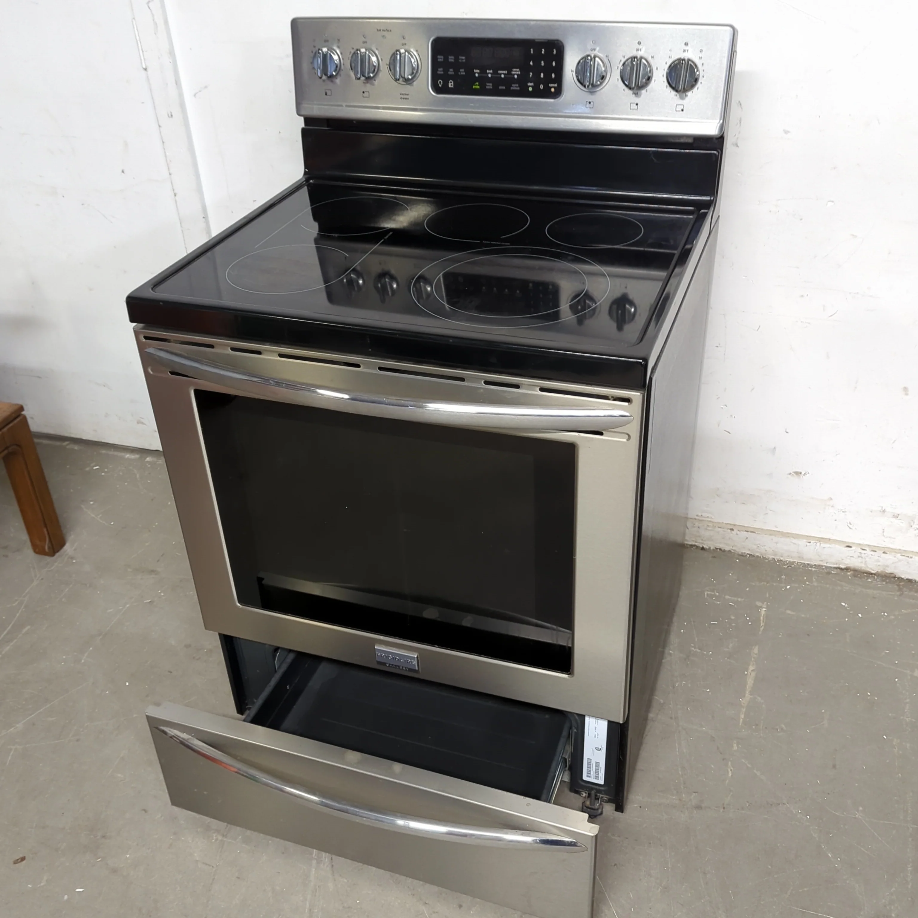 30"W Frigidaire Electric Stove - Image 5
