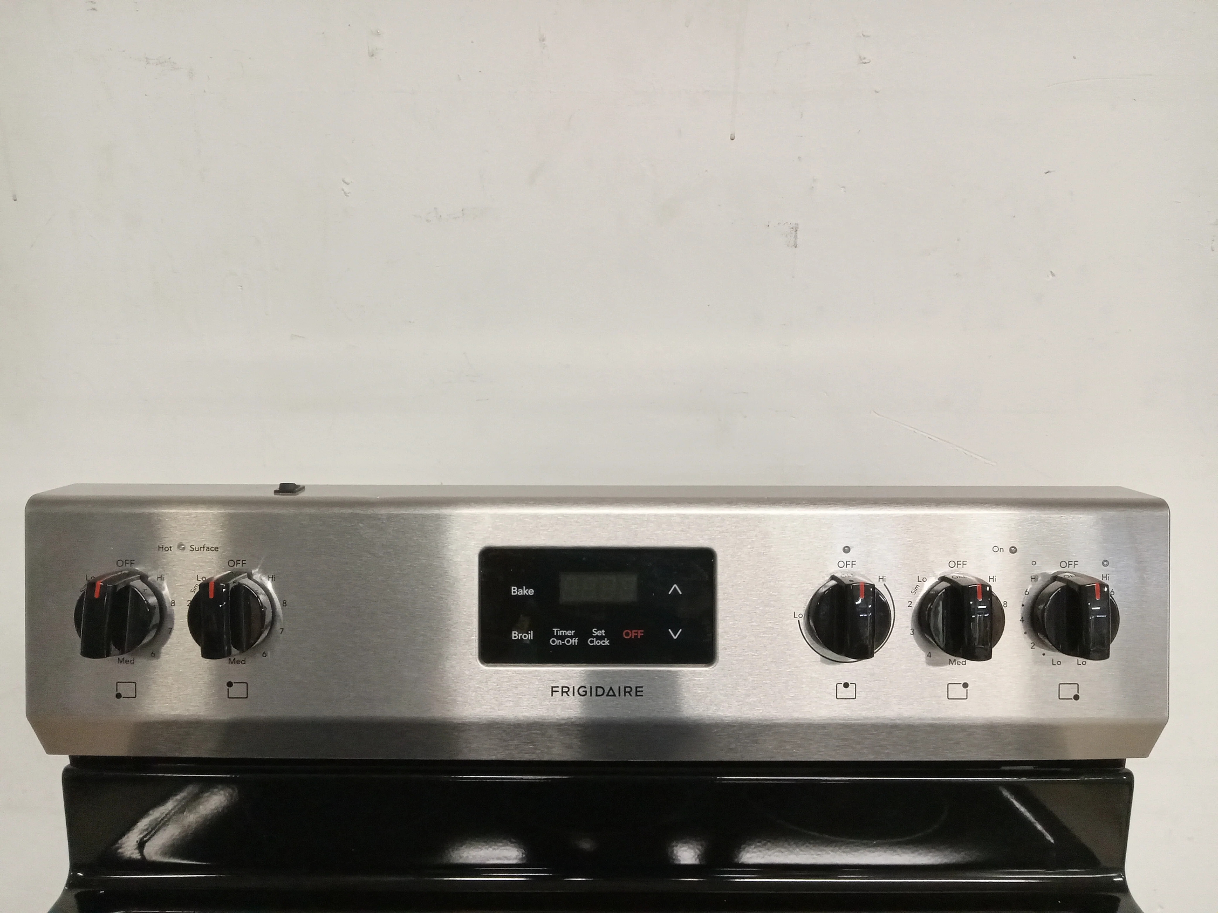 30"W Frigidaire Electric Range - Image 3