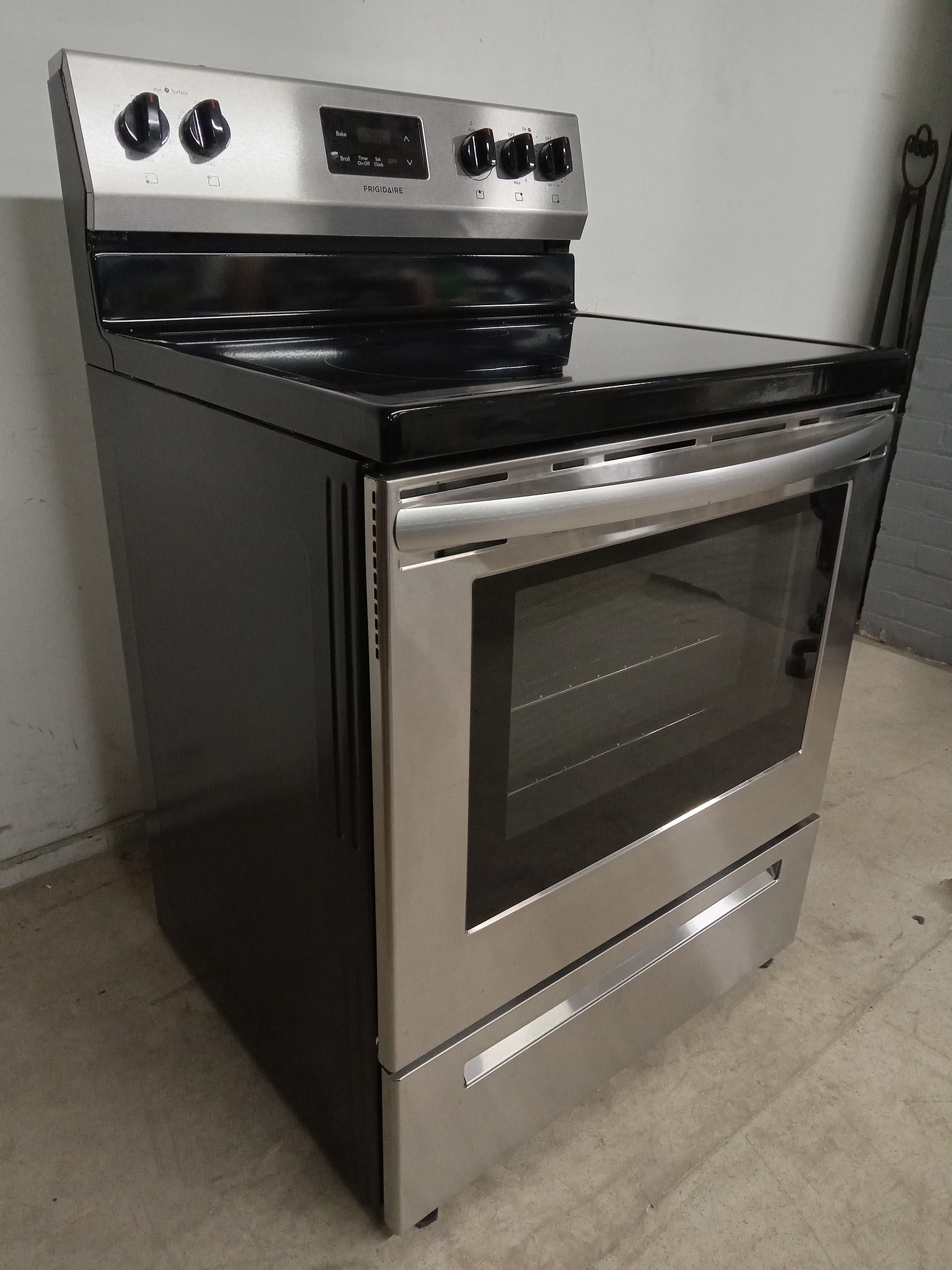 30"W Frigidaire Electric Range - Image 7