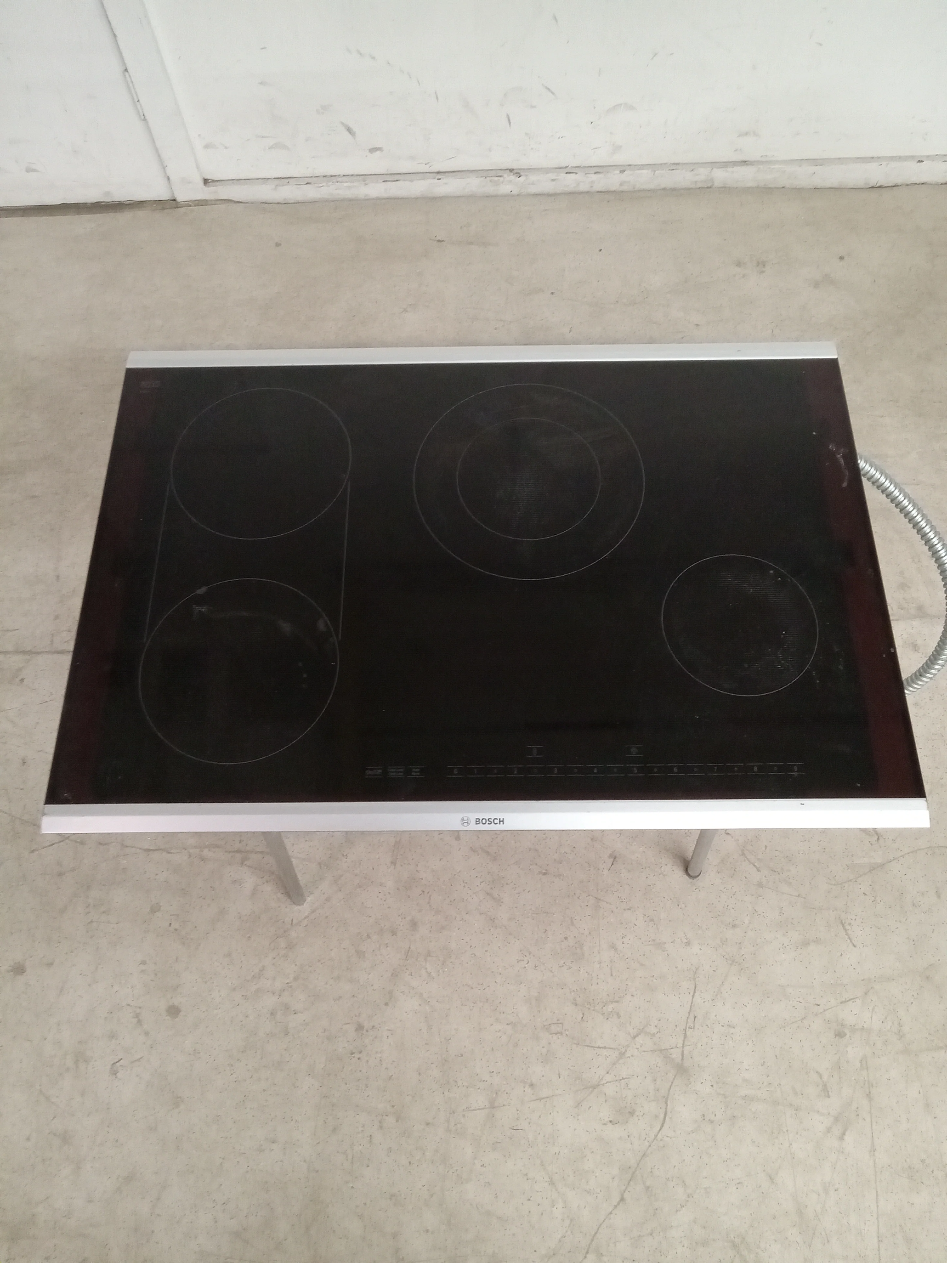 31"W Bosch Black Electric Cooktop