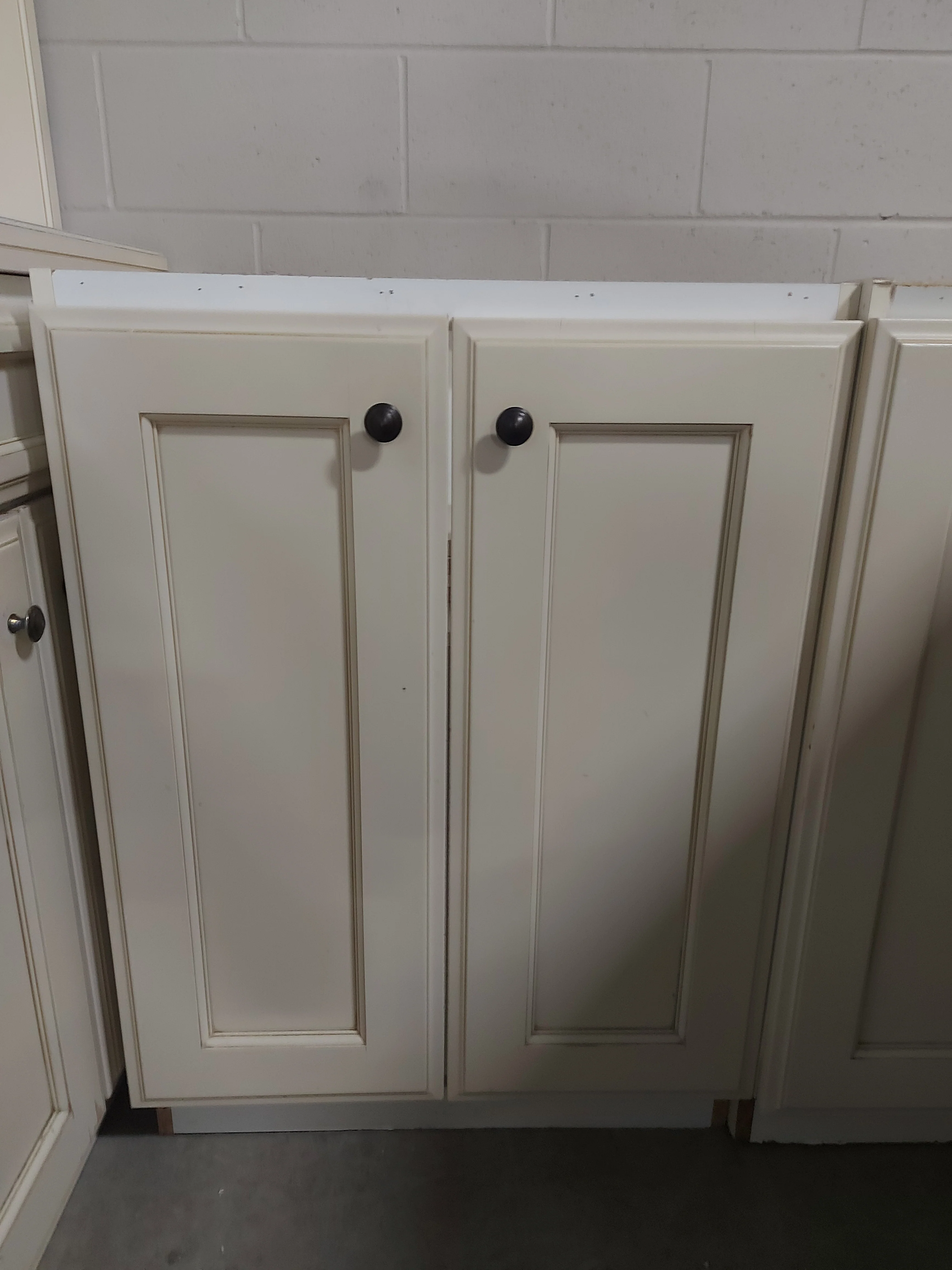 Cream Raised Panel Kitchen - Image 2
