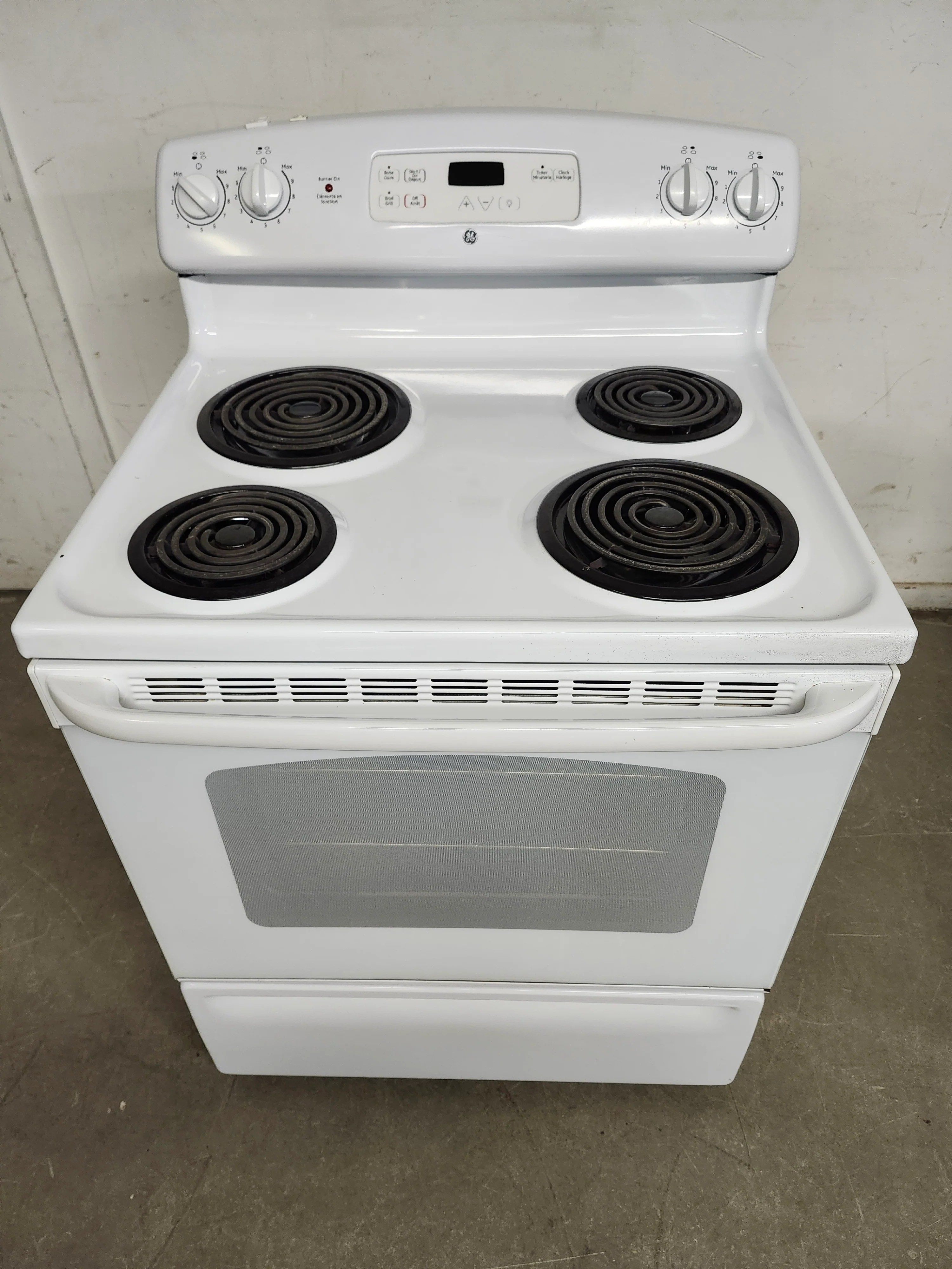 GE Electric Stove (JCBS280DM2WW)