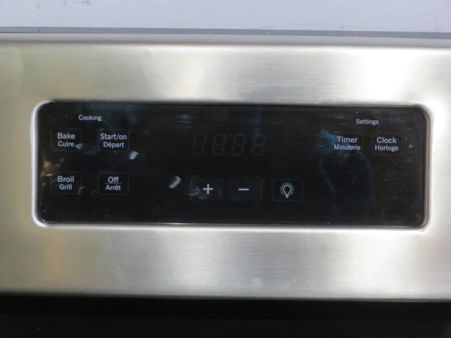 Insignia 30" Freestanding Electric Glass Top Range - Image 3