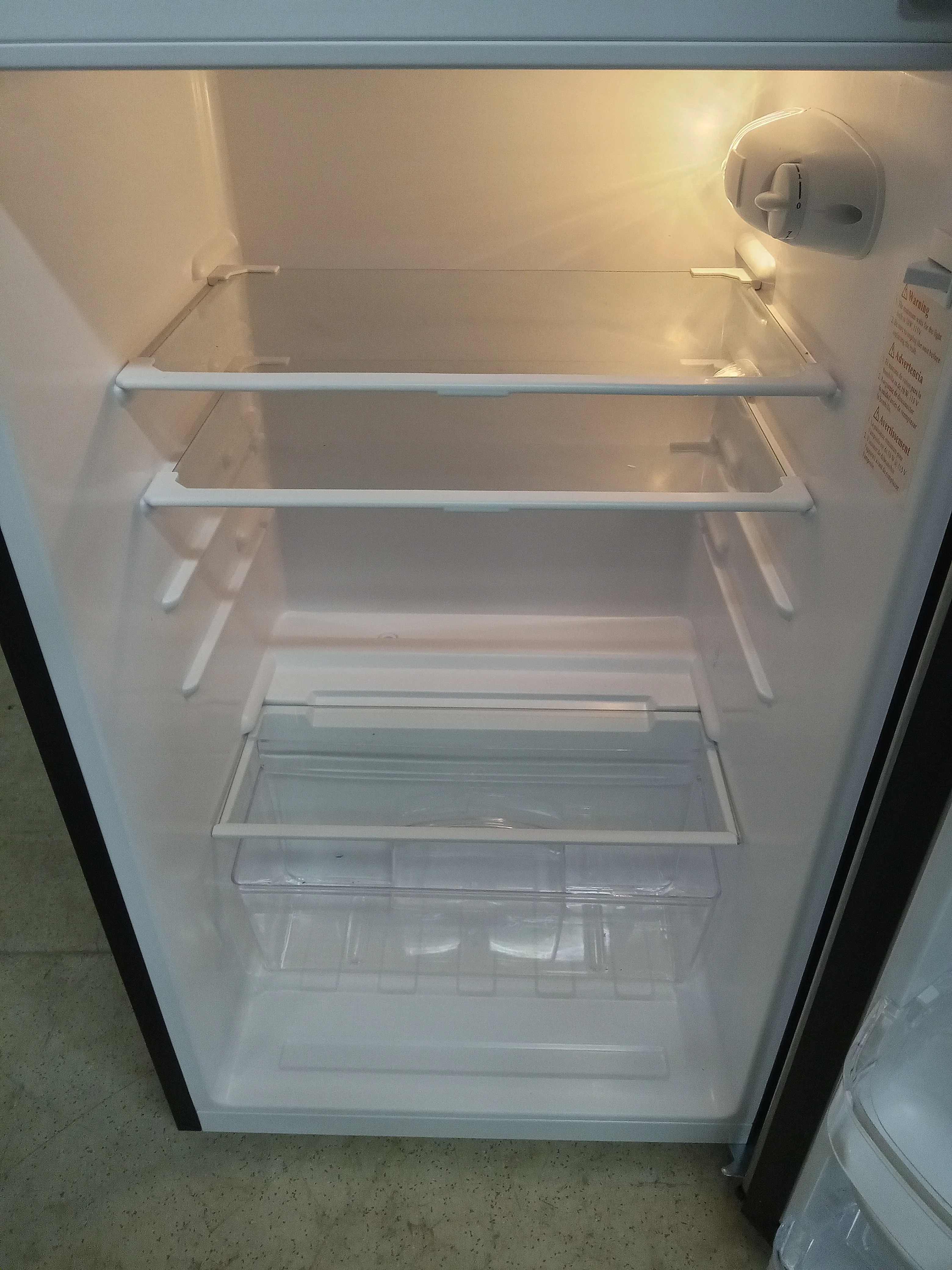 19"W Magic Chef Two Door Refrigerator - Image 2