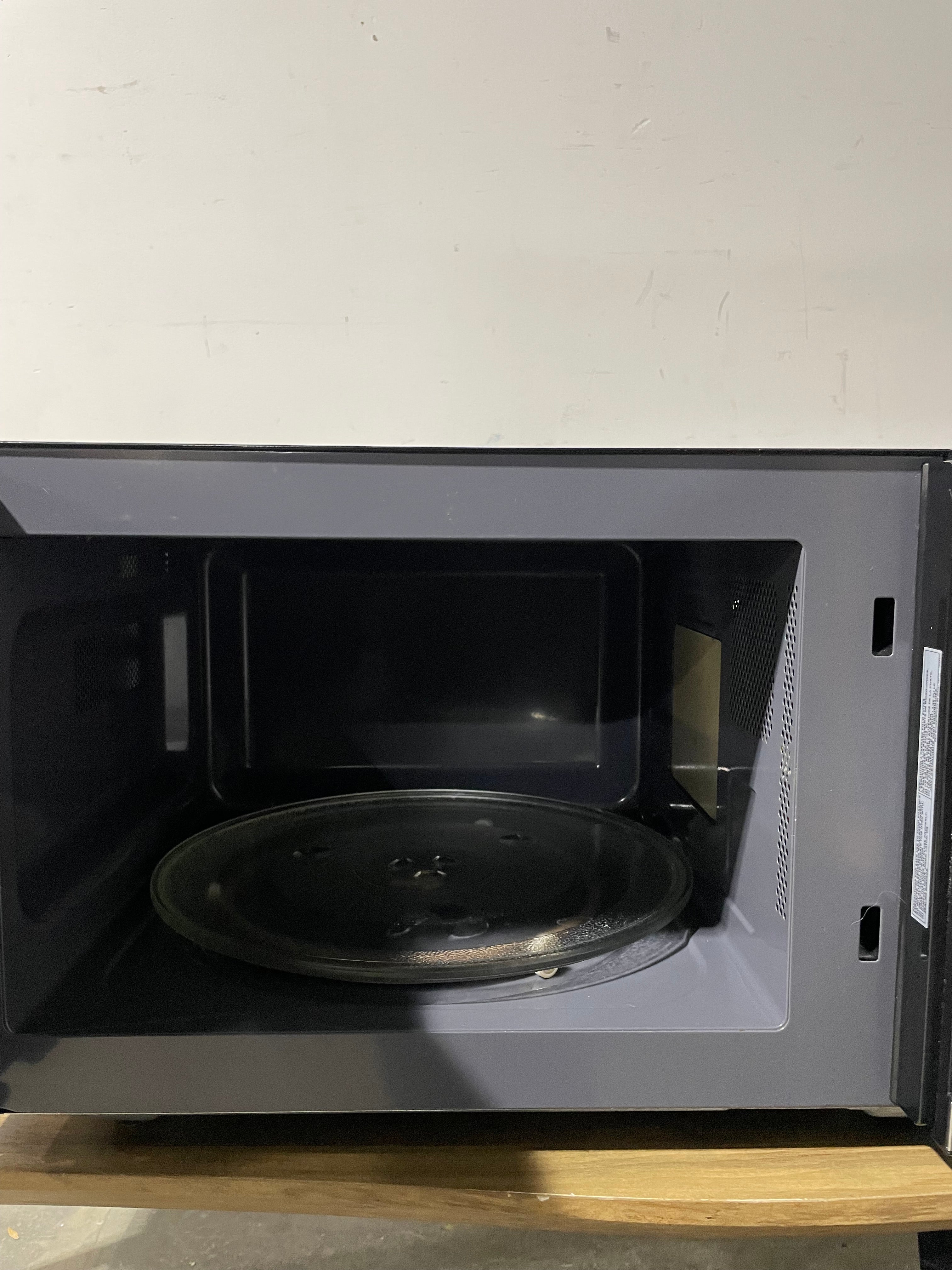 Magic Chef Microwave - Image 2