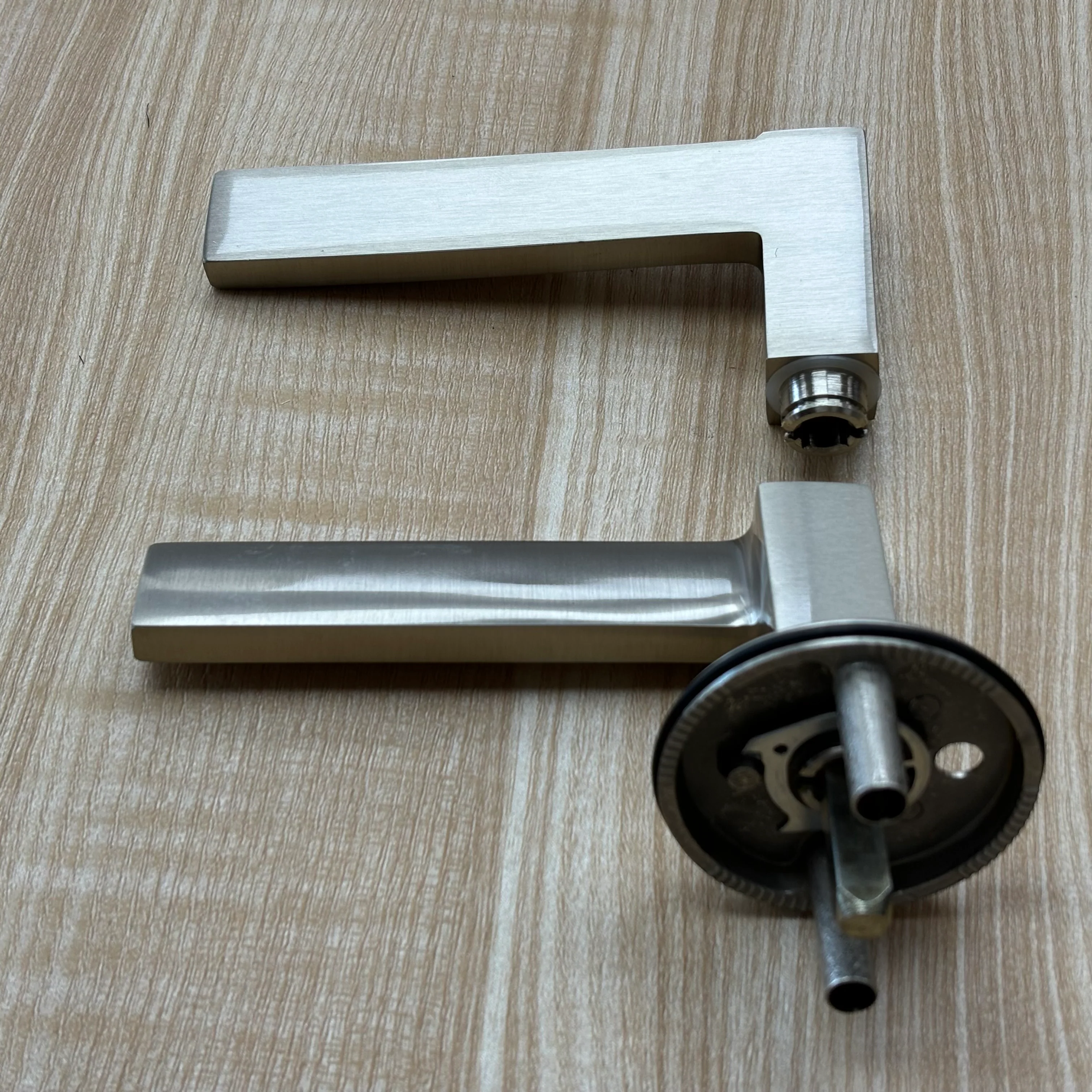 Passage Lever Set, Right Handing in Satin Nickel, 1001LOUMRSRH15 - Image 4