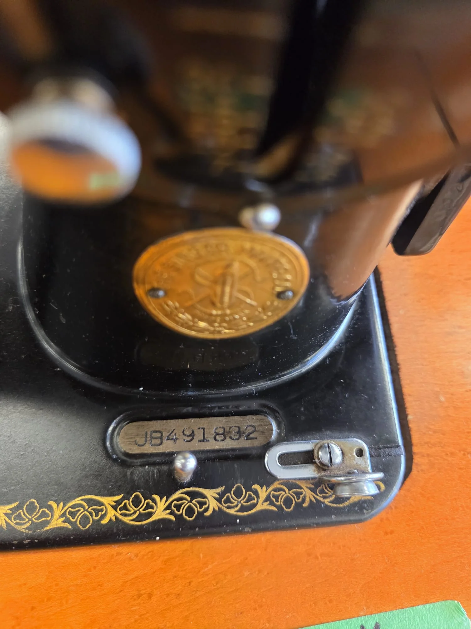 SINGER Sewing & Embroidery Machine Serial Number of JB491832 - Image 4