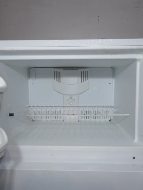 White Kenmore Top Freezer Refrigerator - Image 6
